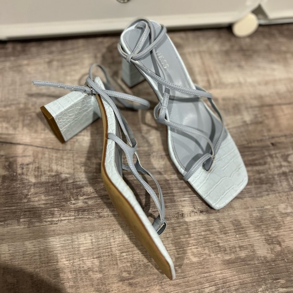 Square Toe Guess Block Heels - Picture 3 of 3